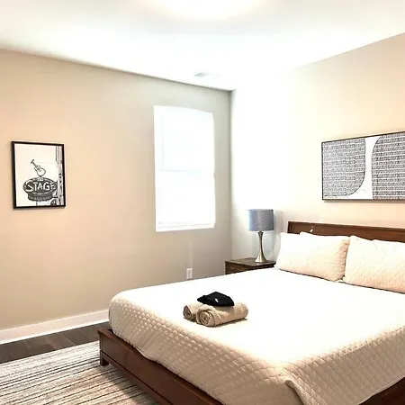 Modern Lux Slps 12/7 Beds 2 Mi Dwntwn 3 Bath Holiday home