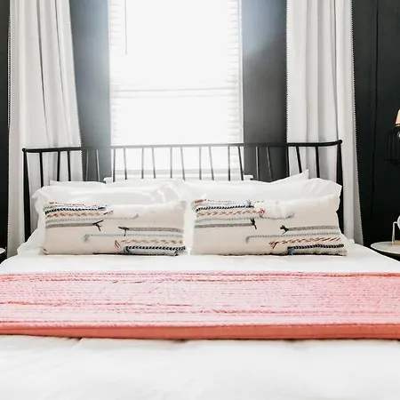 Hotel Sleeps 20~modern~2 Townhouses~near Downtown 3*