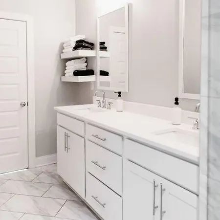 Sleeps 20~modern~2 Townhouses~near Downtown 3*