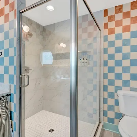 Location 5 Mins To Broadway Sleeps 8 *