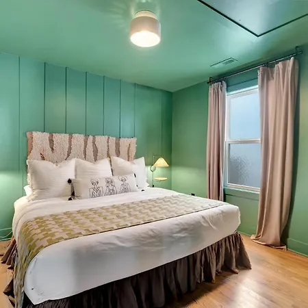 Holiday home Location 5 Mins To Broadway Sleeps 8 *