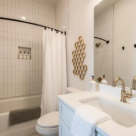 Brand New 4 Bedroom 4bath Townhome With Amazing Rooftop! Holiday home Nashville