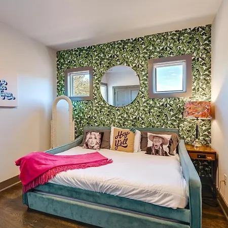Vibrant With Deck, 2 Mi To Downtown Nashville! *