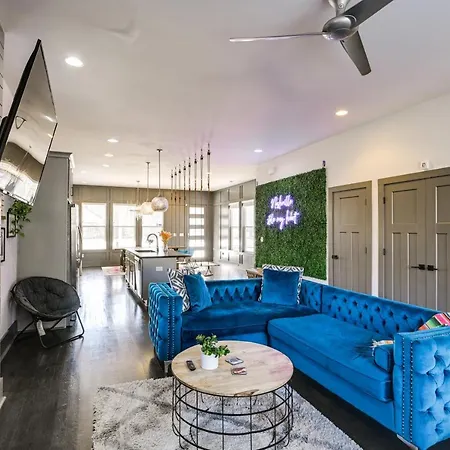 Vibrant With Deck, 2 Mi To Downtown Nashville! Holiday home