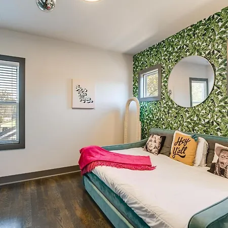 Holiday home Vibrant With Deck, 2 Mi To Downtown Nashville! *