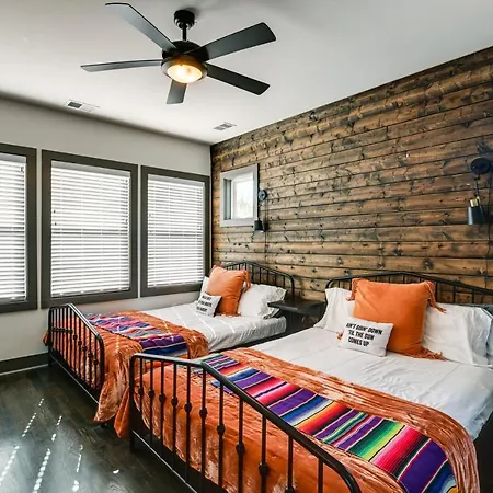 Vibrant With Deck, 2 Mi To Downtown Nashville! * Nashville