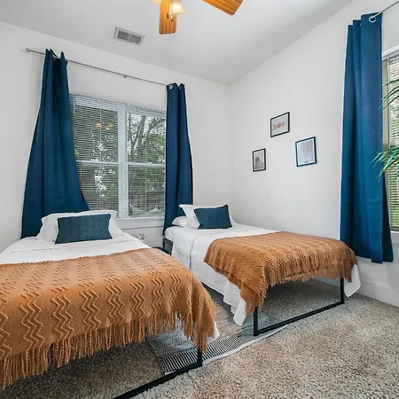 Spacious 3 Bedroom 6 Beds House With Large Yard Holiday home Nashville