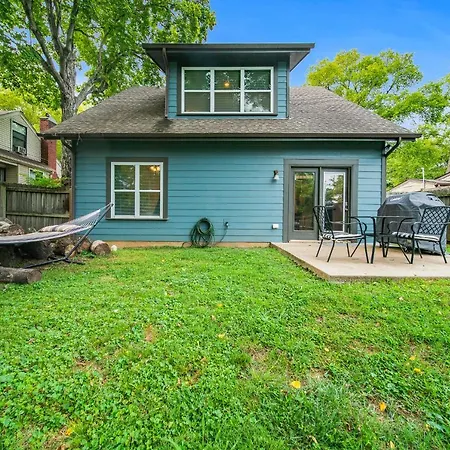 Spacious 3 Bedroom 6 Beds House With Large Yard