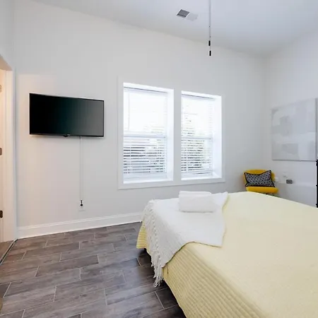 Hotel Nash Luxe W King & Fire Pit Fun & Games! 3*