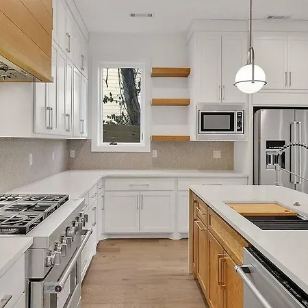 Spacious 4bd 5 Min To Downtown, Roof Deck, Game Room, Private Garage *