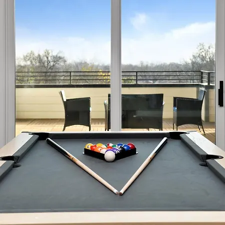 Spacious 4bd 5 Min To Downtown, Roof Deck, Game Room, Private Garage Holiday home
