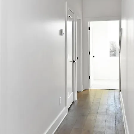 Spacious 4bd 5 Min To Downtown, Roof Deck, Game Room, Private Garage Holiday home *