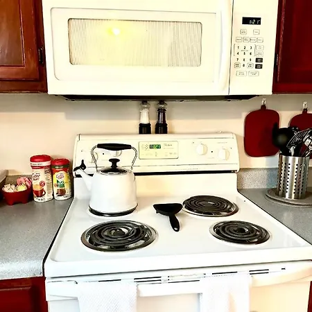 Lovely 2-bedroom W/balcony And Free Parking *