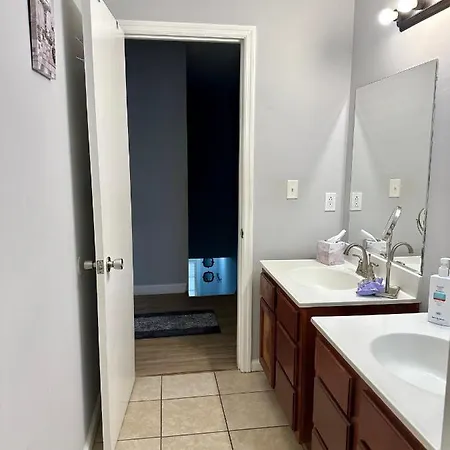 Lovely 2-bedroom W/balcony And Free Parking *