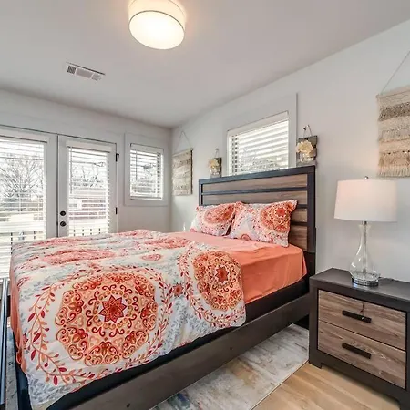 Nashville's Broadway: Your Spacious *