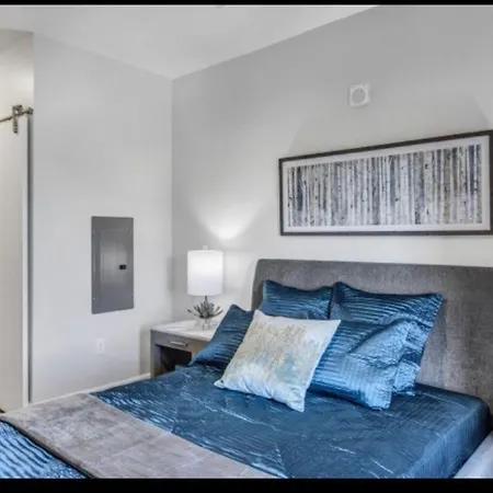 Apartment Spacious Castle W Gym Pool Free Parking I Walk To Dowtown N Broadway