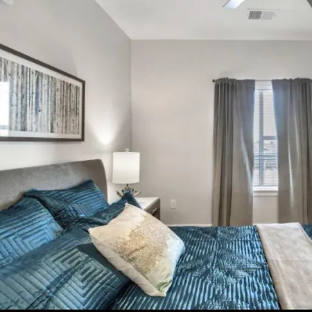 Spacious Castle W Gym Pool Free Parking I Walk To Dowtown N Broadway Apartment Nashville