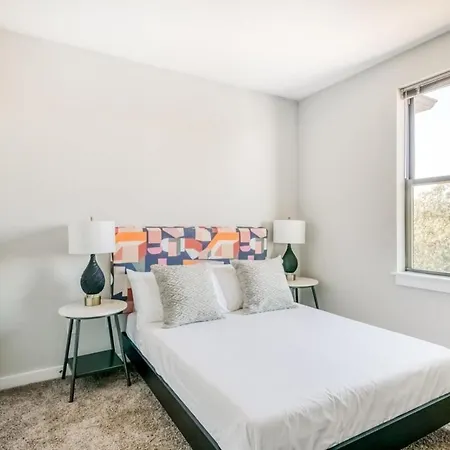 Two Cozysuites Spacious Music Row Apartment