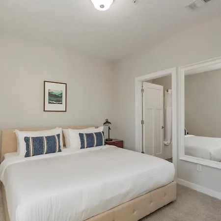 Cozysuites Two Stylish Music Row Apartment