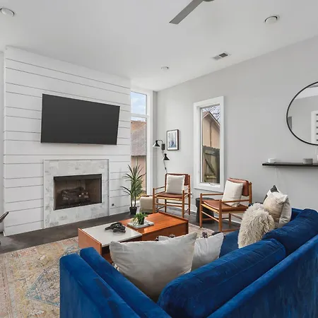 Modern Luxury Rooftop Deck, 3 Mi To Downtown Holiday home