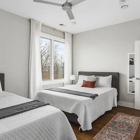 Modern Luxury Rooftop Deck, 3 Mi To Downtown Holiday home Nashville