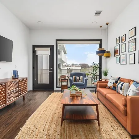 Modern Gulch Getaway With Pool, Parking, And Patio Apartment Nashville