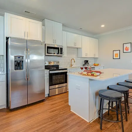 Modern Melrose-2 Bedroom Condo-5 Mins To Broadway Holiday home