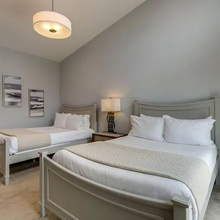 New Townhome 5 Mins To Broadway Sleeps 8