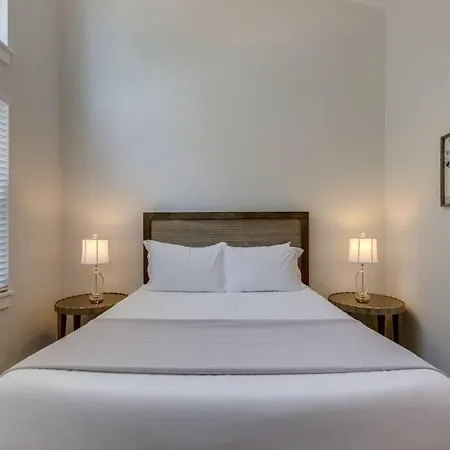 New Townhome 5 Mins To Broadway Sleeps 8 *
