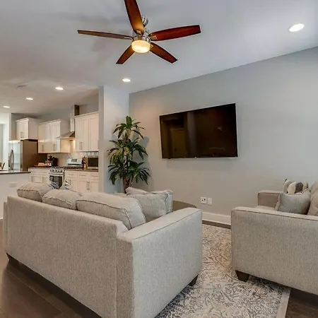 New Townhome 5 Mins To Broadway Sleeps 8 Holiday home Nashville