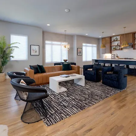 Holiday home Rooftop Skyline Views Dt Nash Sleeps 12 *