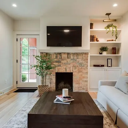 Lux West Nash Tudor 4mi To Dt Sleeps 9 Holiday home Nashville