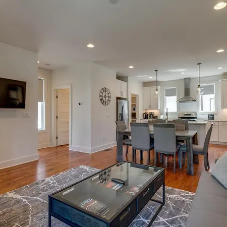 10 Percent Off New Downtown Sleeps 8 Holiday home