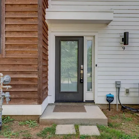 10 Percent Off New Downtown Sleeps 8 Holiday home *