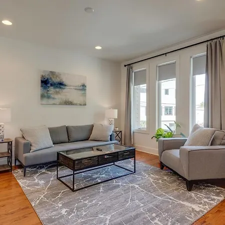 10 Percent Off New Downtown Sleeps 8 Holiday home *