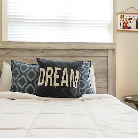 Modern 3-story West End - Free 2-car Garage Apartment Nashville