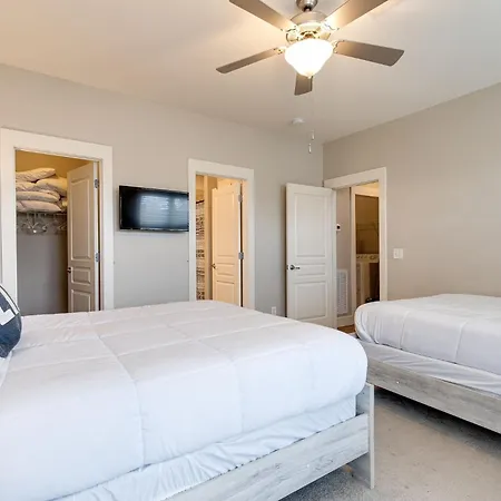 Apartment Modern 3-story West End - Free 2-car Garage *