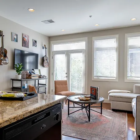 Apartment Modern 3-story West End - Free 2-car Garage
