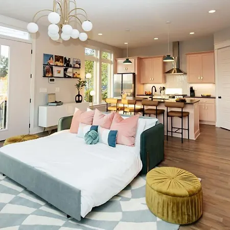 Designer Single Family House-rooftop- Hot Tub Holiday home *