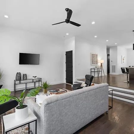 Magnificent 4 Bedroom -w Balcony & Fireplace Nashville