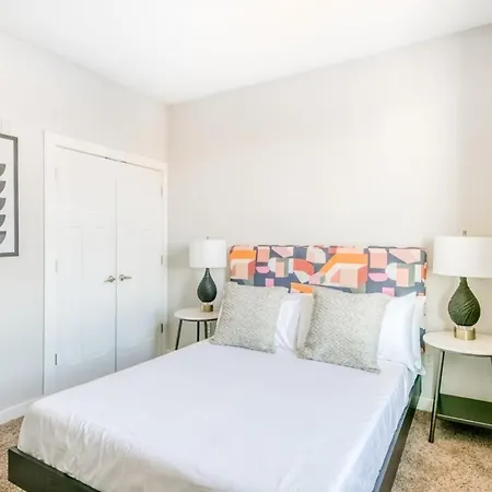 Cozysuites Two Music Row In *