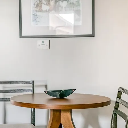 Cozysuites Two Music Row In Apartment