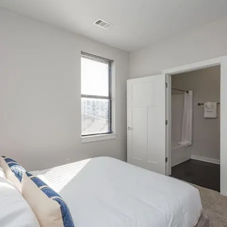 Two Cozysuites Alluring Music Row In Apartment