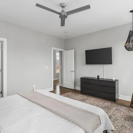 Holiday home Modern Luxury Rooftop Deck, 3 Mi To Downtown Nashville