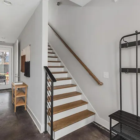 Modern Luxury Rooftop Deck, 3 Mi To Downtown Holiday home Nashville