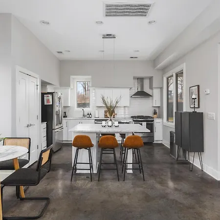 Holiday home Modern Luxury Rooftop Deck, 3 Mi To Downtown Nashville