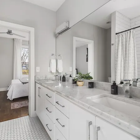 Modern Luxury Rooftop Deck, 3 Mi To Downtown Holiday home