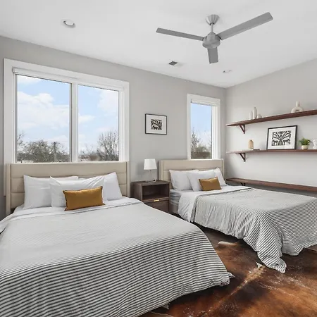 Holiday home Modern Luxury Rooftop Deck, 3 Mi To Downtown