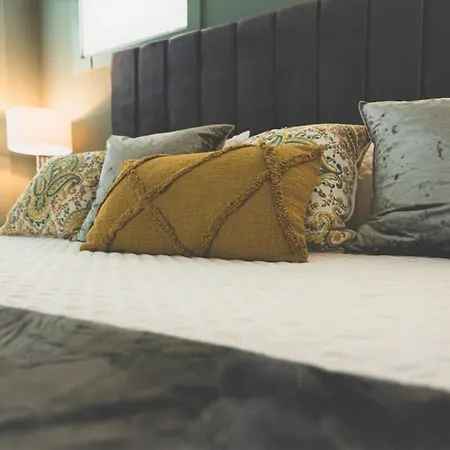 Music Modern -5 Beds Designer & Balcony Holiday home *