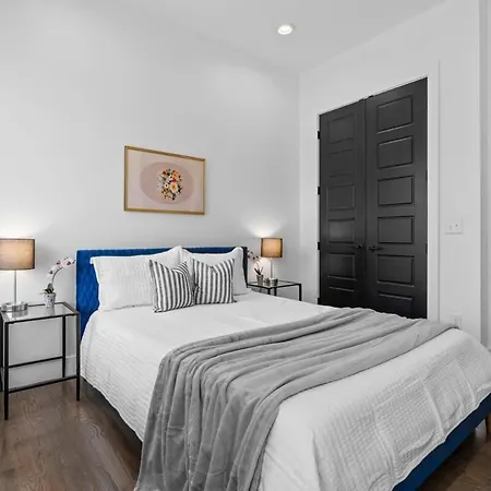 Magnificent 4 Bedroom -w Balcony & Fireplace Holiday home Nashville